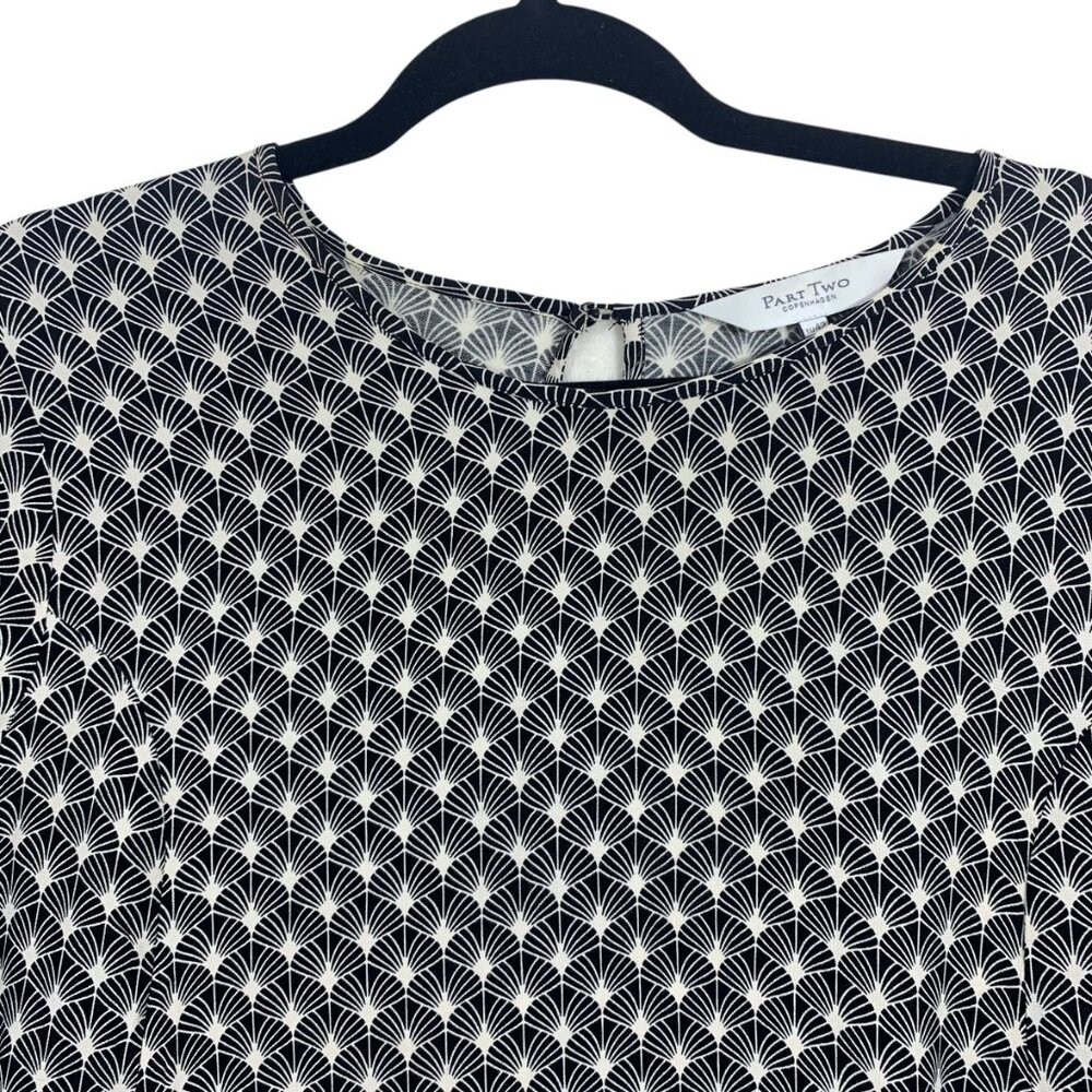 Black & White Geometric Bell-Sleeve Blouse - Picture 2 of 15